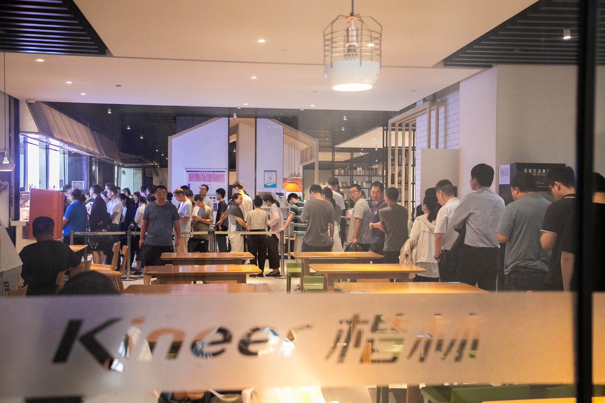 楷鄰餐飲及時供餐，保證滯留人員餐食供應(yīng).jpg